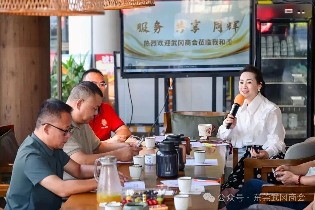 执行会长肖映彤在会上发言